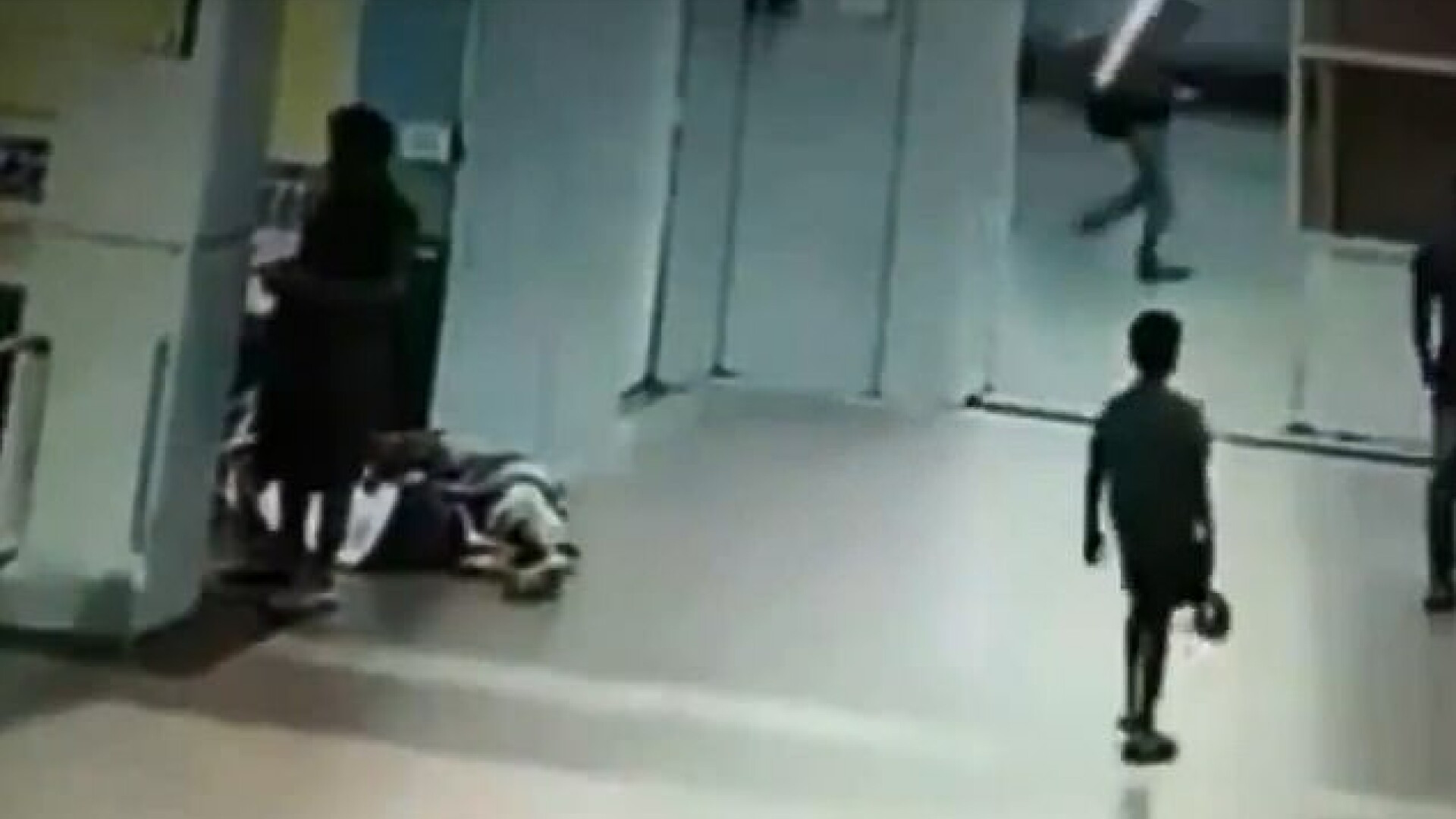 Sfârșit cumplit pentru o fetiță de 3 ani. Răpită de lângă mamă și violată de 2 bărbați