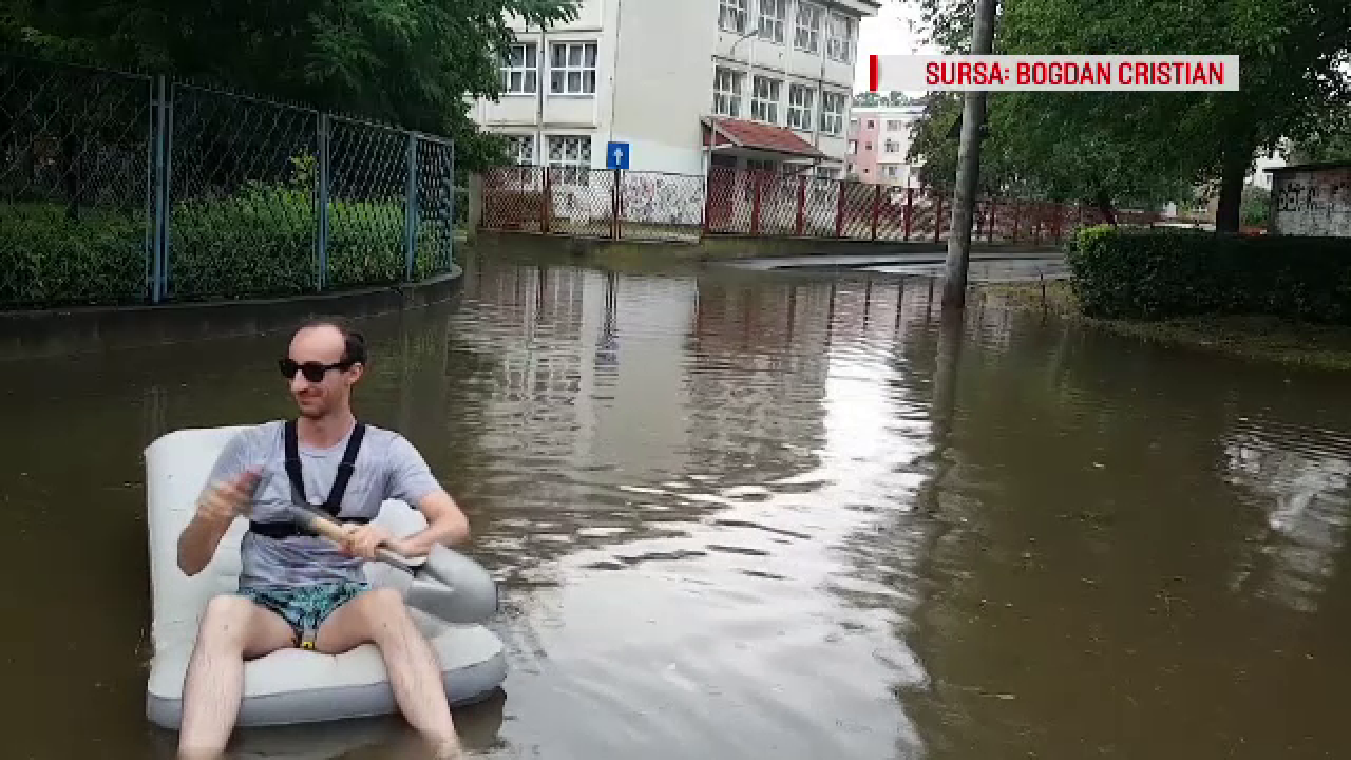 Vijelii în țară. Un tânăr din Deva a ieșit cu barca pneumatică pe străzi