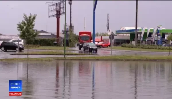 Un șofer din Brașov a sunat la 112 pentru că a rămas blocat cu mașina din cauza ploilor