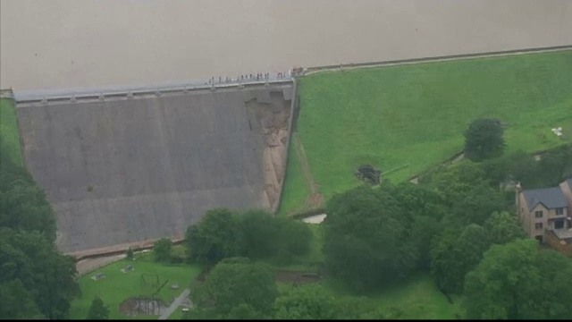 Un oraș din Marea Britanie, evacuat din calea apelor. Ploile au distrus un baraj vechi