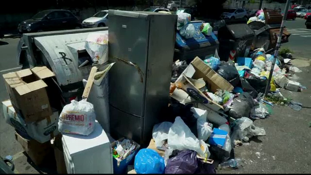 Roma, în pragul unei epidemii din cauza gunoaielor. Autoritățile învinuiesc turiștii