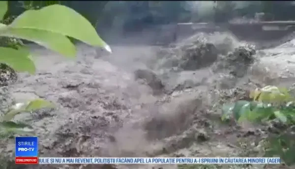 Un oraș din Marea Britanie, evacuat din calea apelor. Ploile au distrus un baraj vechi