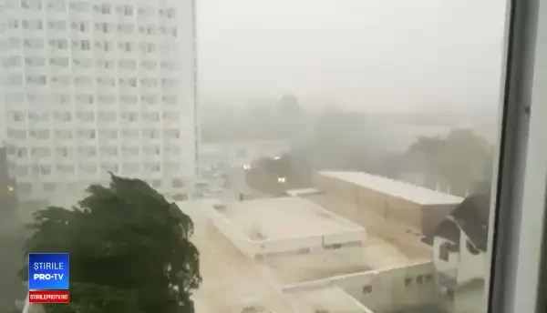 Furtună pe litoral. Vântul a suflat cu peste 80 de km/h