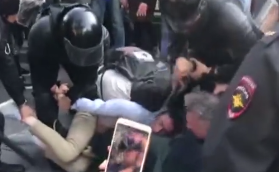 Un polițist rus bate cu brutalitate cu bastonul un protestatar. VIDEO
