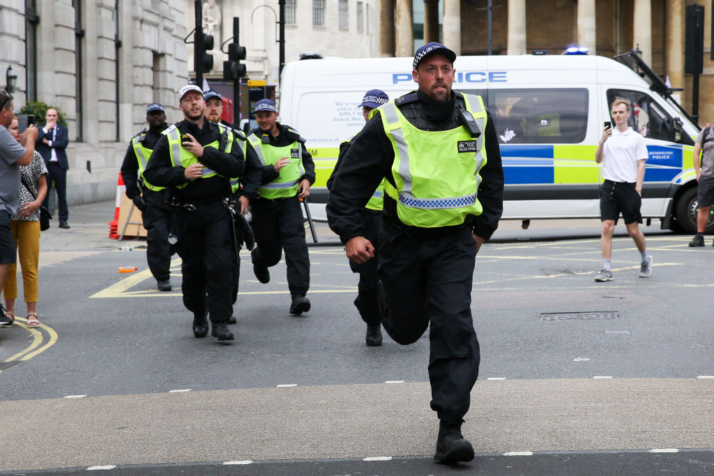 Statui regale, „atacate” cu terci, gem și supă, în Scoția. Activiștii atrag atenția asupra asupra bolilor foametei