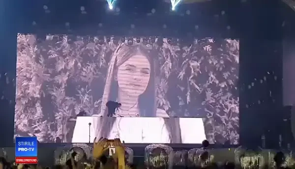 Moment impresionant la Untold. Zeci de mii de oameni i-au adus un omagiu Alexandrei