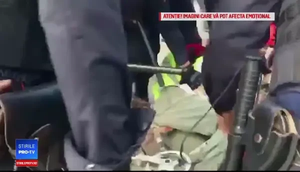 Un polițist rus bate cu brutalitate cu bastonul un protestatar