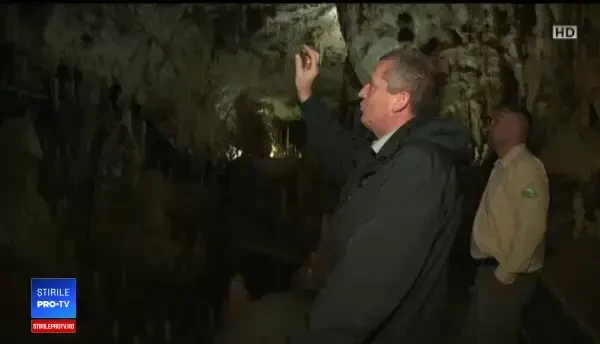 Delfinariul din Constanța și Peştera Urşilor, afectate de monedele aruncate de turiști