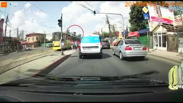Învechitele tramvaie din București, pericole mortale. Incidentul șocant surprins