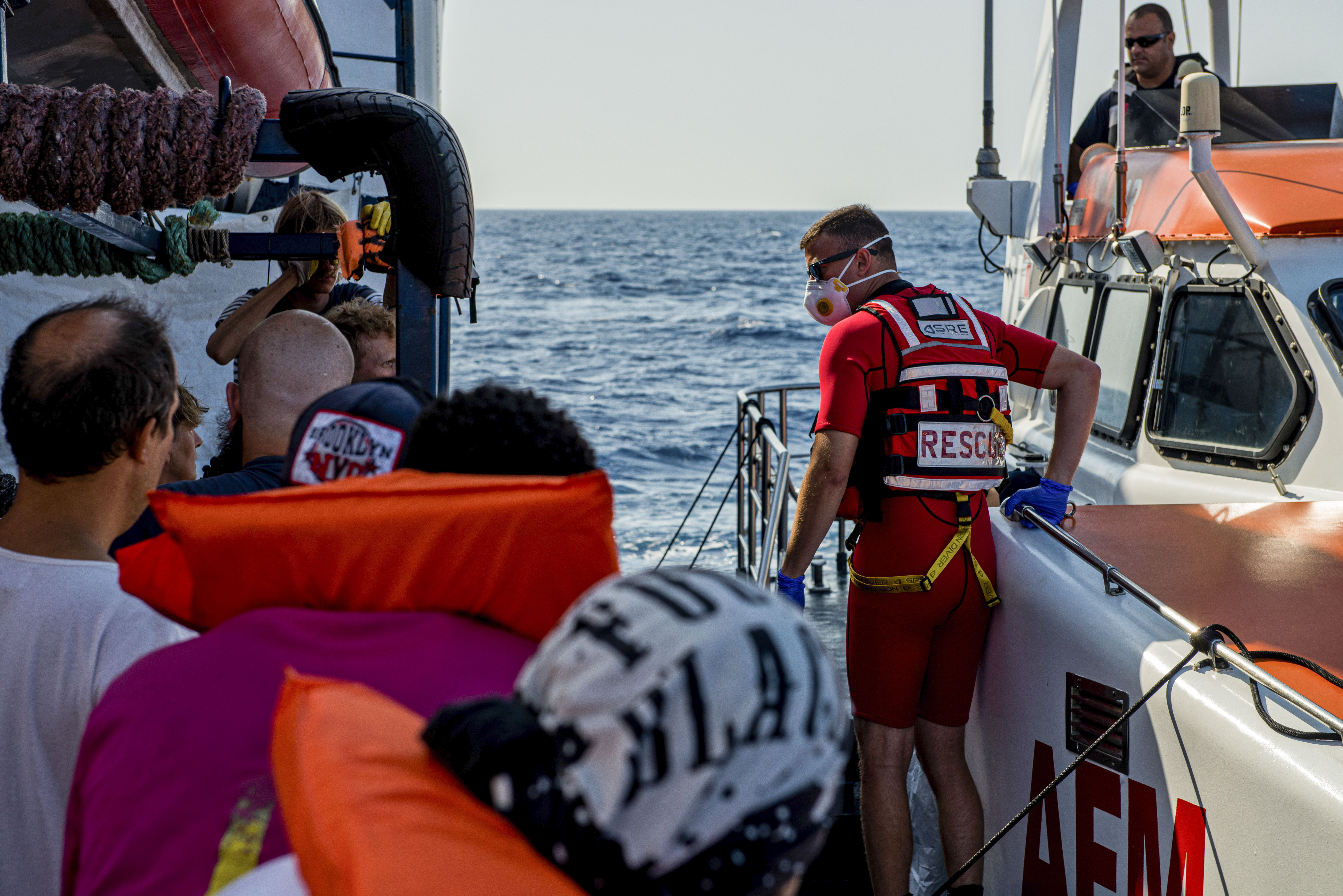 20 de migranți, salvați de pe o ambarcațiune rămasă fără combustibil. În ce stare erau