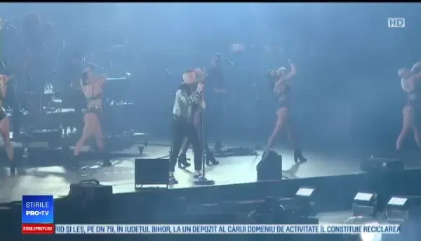 O tânără a urcat pe scenă lângă Robbie Williams. Cum a arătat ultima seară la Untold