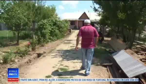O bucată de fiert beton nesecurizată i-a intrat în picior unei fetițe, în Dâmbovița