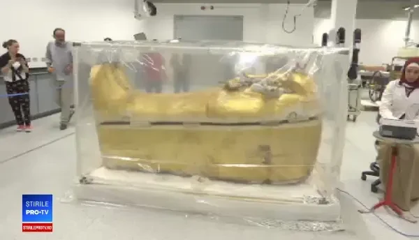 Sarcofagul din lemn aurit al lui Tutankhamon, prezentat înainte să fie restaurat