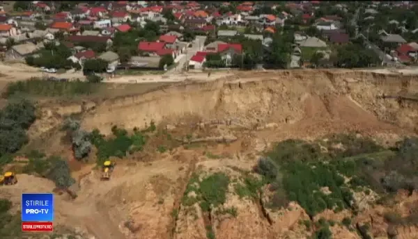 Alertă la Constanța: 40 de case ar putea fi înghițite de pământ: „Stăm cu frica în sân”