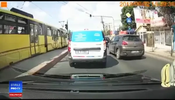 Învechitele tramvaie din București, pericole mortale. Incidentul șocant surprins