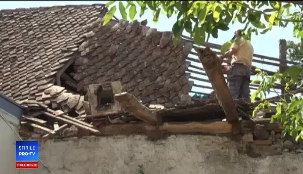 Acoperișul unei case, la un pas să strivească un copil. Proprietar: ”Asta e, a căzut”