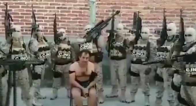 Ultimele clipe ale unui mexican, inainte de a fi executat de cartelul rival