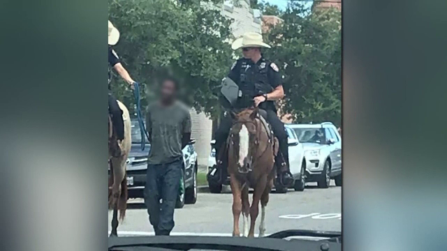 Bărbat de culoare, dus la poliție ca în America sclavagistă. Legat cu funie în urma calului