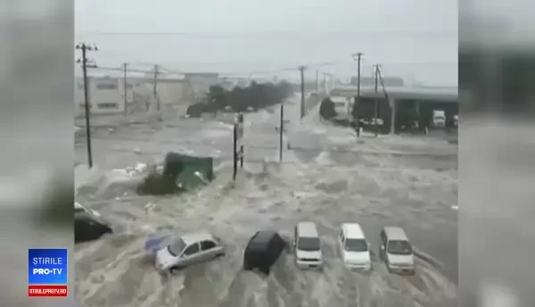 Imagini dramatice cu o viitură care a lovit Irkutsk. Mașini, luate de puhoaie
