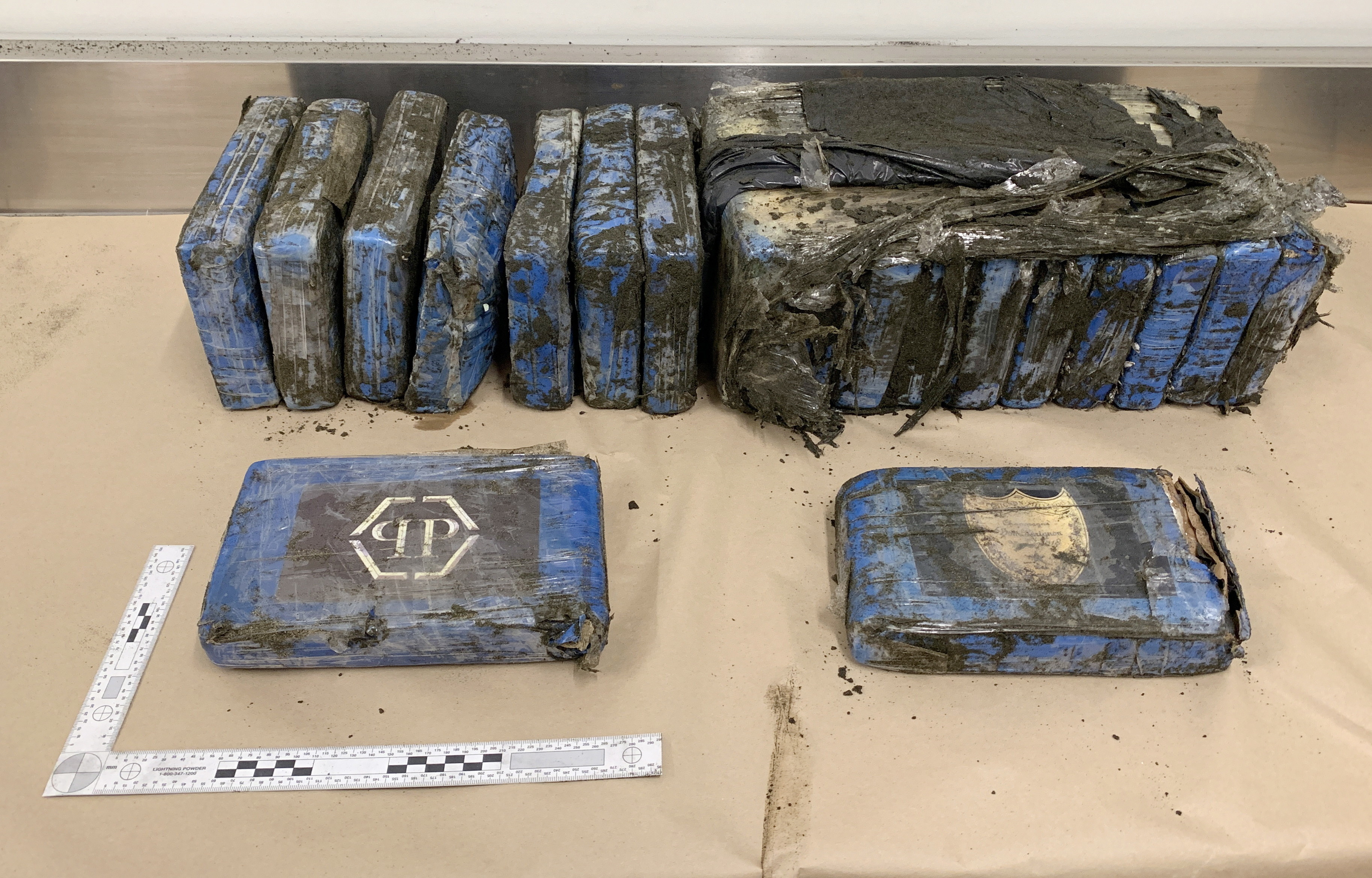 Cocaină de milioane de dolari, adusă de valuri pe o plajă din Noua Zeelandă