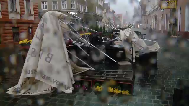 Dezastrul lăsat în urmă de furtunile violente. Pagube provocate în mai multe județe