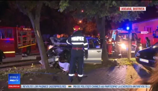 Șofer în stare gravă după ce s-a oprit cu mașina în copac, în Bistrița. Ce spun martorii