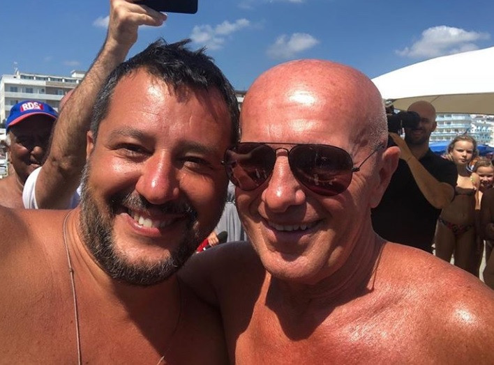 Ministrul italian de Interne, fără tricou, alături de animatoare pe plajă. FOTO