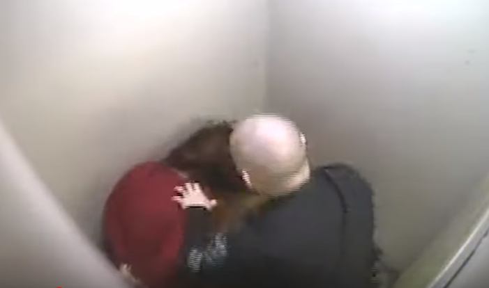 Polițist american filmat în timp ce bate o femeie încătușată. Reacția superiorilor săi