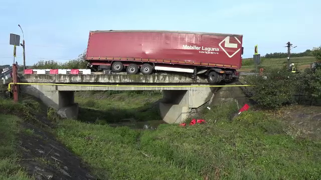 Un șofer de TIR a scăpat ca prin minune: la un pas să plonjeze de pe un pod