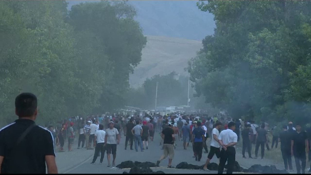 Bătaie între forțele speciale și susținători în timpul arestării fostului lider din Kîrgîzstan