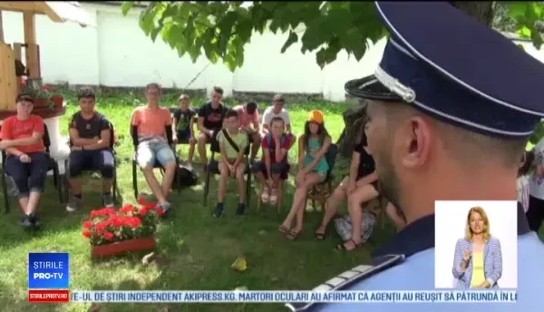 Copii din Neamț învățați de polițistul și preotul din sat despre traficul de persoane