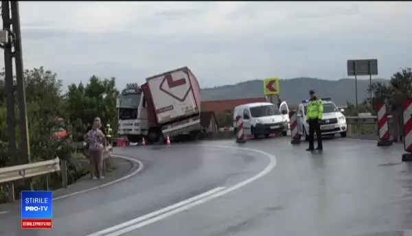 Un șofer de TIR a scăpat ca prin minune: la un pas să plonjezede pe un pod