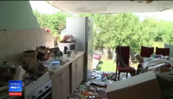 Casa unei familii din Iași s-a dezintegrat, după ce proprietarul a vrut să aprindă becul