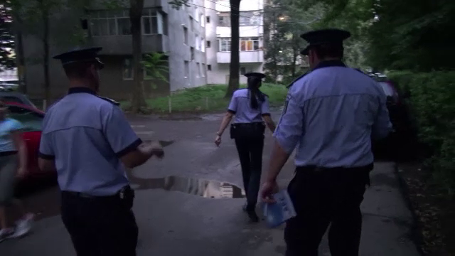 Apel la 112 privind un copil închis într-un subsol, în Bacău. Ce au găsit poliţiştii