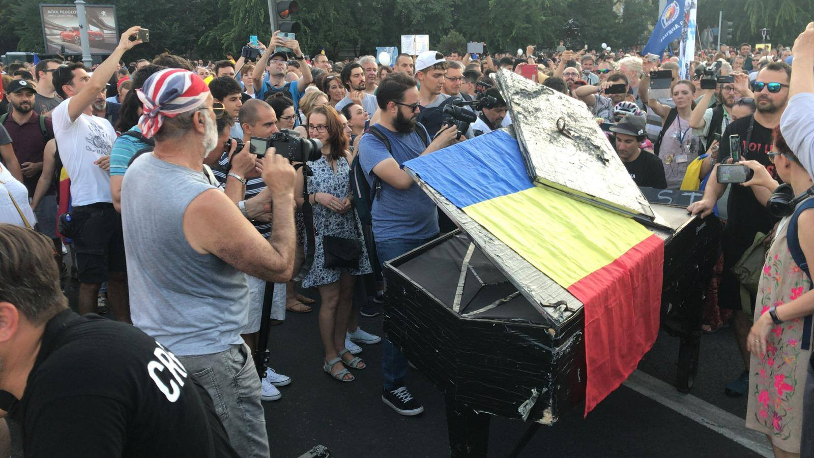 Celebrul pianist Davide Martello a cântat în mijlocul protestatarilor din Piața Victoriei