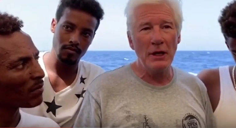 Richard Gere, apel pentru susținerea migranților. Salvini: Să-i ia pe toți la Hollywood