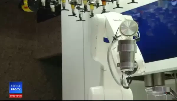 Robot de ultimă generaţie, învins de un barman amator. Ce nu a reuşit să facă maşinăria
