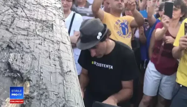 Celebrul pianist Davide Martello a cântat în mijlocul protestatarilor din Piața Victoriei