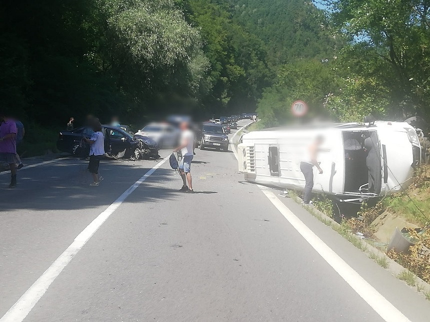 Accident grav în Vâlcea: 21 de persoane implicate. Planul Roșu, activat