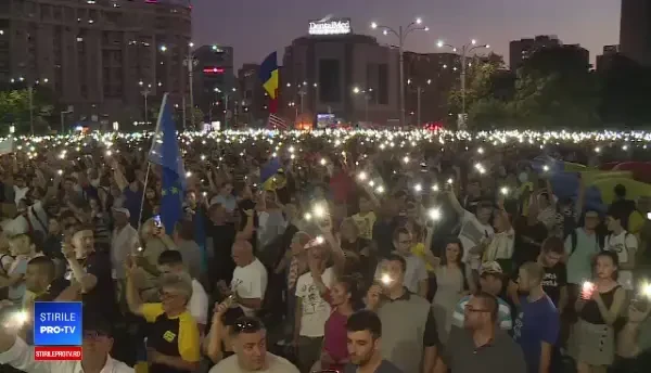 Altar ridicat în faţa Guvernului la protestul din 10 august. Cum au acţionat jandarmii