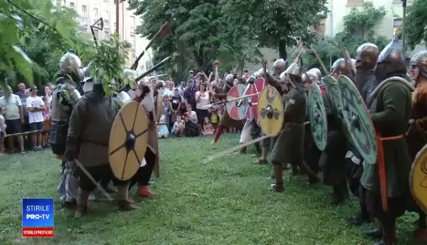 Lupte din trecut, reconstituite pe străzile din Timișoara. „Am văzut cum au căzut pe jos”