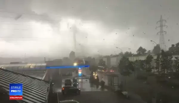 Momentul în care tornada multivortex distruge totul în calea ei. Mărturia unei femei