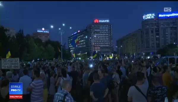 Altar ridicat în faţa Guvernului la protestul din 10 august. Cum au acţionat jandarmii