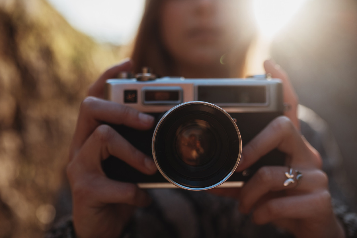 Și-a filmat tatăl, însă imaginile l-au trimis după gratii. Planul unei fete de 15 ani