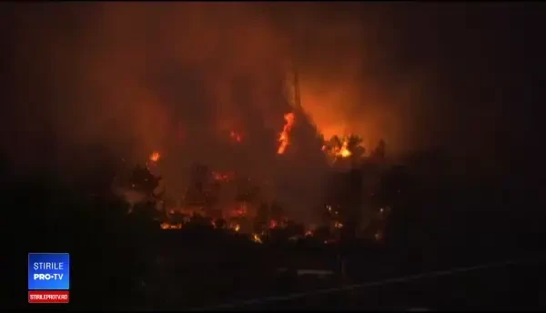 Incendii masive după valul de caniculă. Turiștii și-au lăsat bagajele în urmă și au fugit