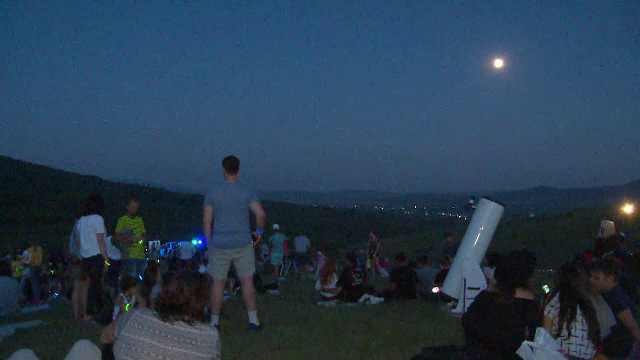 Mii de oameni, cu ochii ațintiți spre cer. Unde s-au văzut stelele căzătoare