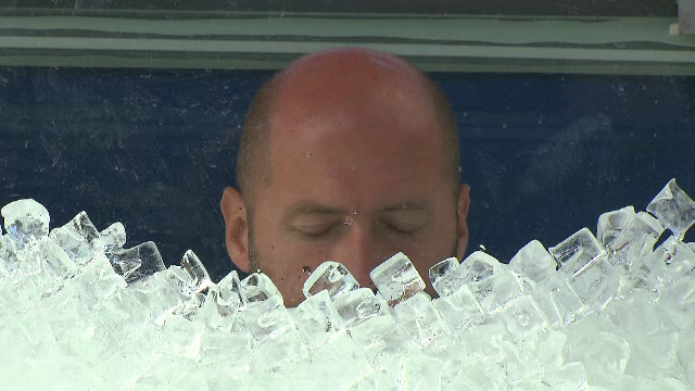 Motivul pentru care un bărbat a stat peste două ore, în gară, într-o cutie plină cu gheaţă