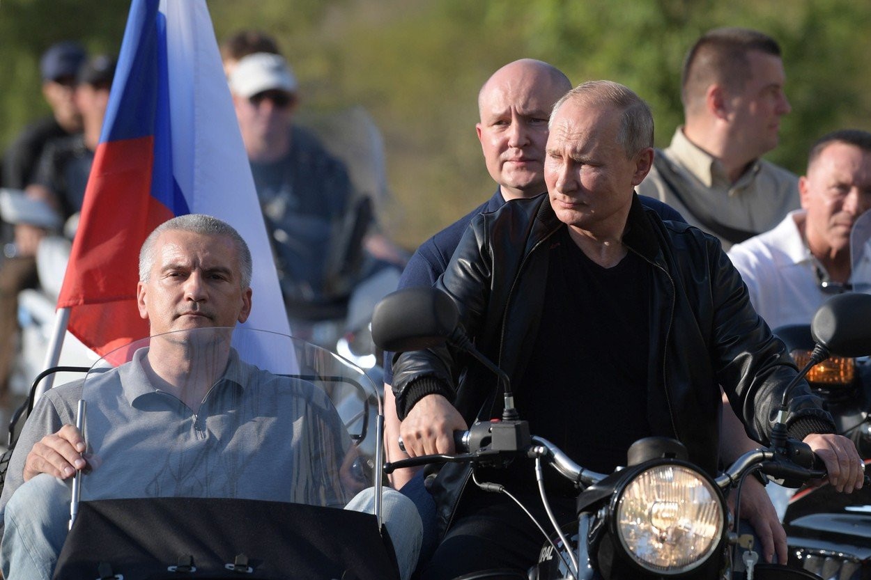 Vladimir Putin, reclamat de 2 ruşi după ce a mers pe motocicletă. Cum a încălcat legea
