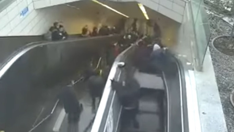 Momentul în care un bărbat este “înghițit” de scările rulante. VIDEO