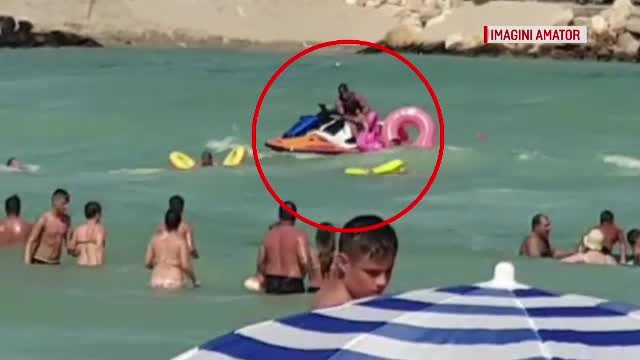 Turiștii ignoră steagul roșu și se avântă în valuri. Un tânăr a dispărut în mare, la Olimp